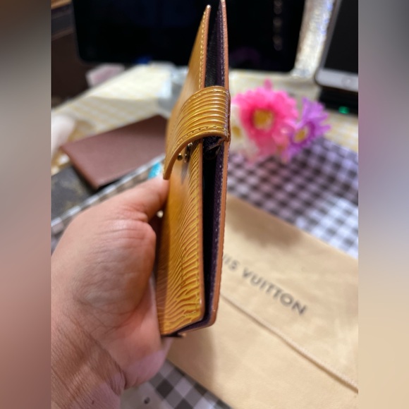 Louis Vuitton Epi Agenda - Picture 3 of 8